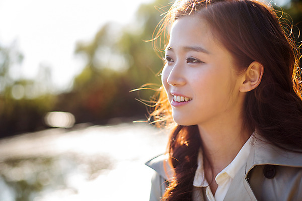 포토 JPG 주간 응시 여자 여유 휴식 한명 상반신 20대 성인 야외 아웃포커스 산책 감상 한국인 가을 트렌치코트 상쾌 수목원 파주 청년여자한명만 성인여자한명만 국내포토 자연요소 1 시선 계절 감정 컨셉 촬영기법 사람 동양인 청년 코트 경기도 여자한명만 성인여자만 청년여자만 파일형식