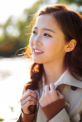 포토 JPG 주간 응시 여자 여유 휴식 한명 상반신 20대 성인 야외 아웃포커스 산책 감상 한국인 가을 트렌치코트 상쾌 수목원 파주 청년여자한명만 성인여자한명만 국내포토 자연요소 1 시선 계절 감정 컨셉 촬영기법 사람 동양인 청년 코트 경기도 여자한명만 성인여자만 청년여자만 파일형식