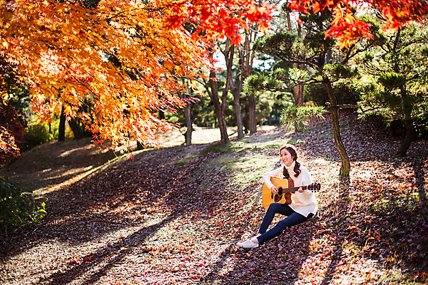 포토 JPG 주간 전신 여자 행복 여유 연주 양갈래머리 단풍나무 한명 앉기 20대 성인 야외 한국인 가을 클래식 통기타 스웨터 순수 즐거움 수목원 파주 청년여자한명만 성인여자한명만 국내포토 자연요소 나무 1 헤어스타일 계절 감정 음악 컨셉 단풍 상의 모션 사람 동양인 청년 기타 경기도 여자한명만 성인여자만 청년여자만 파일형식