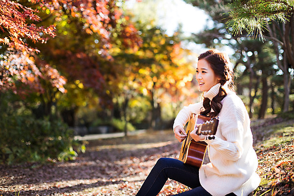 포토 JPG 주간 여자 행복 여유 연주 양갈래머리 한명 앉기 상반신 20대 성인 야외 옆모습 한국인 가을 클래식 통기타 스웨터 순수 즐거움 수목원 파주 청년여자한명만 성인여자한명만 국내포토 자연요소 1 헤어스타일 계절 감정 음악 뷰포인트 컨셉 상의 모션 사람 동양인 청년 기타 경기도 여자한명만 성인여자만 청년여자만 파일형식