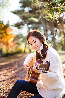 포토 JPG 주간 여자 여유 연주 양갈래머리 한명 앉기 상반신 20대 성인 야외 옆모습 한국인 가을 클래식 통기타 스웨터 집중 순수 즐거움 수목원 파주 청년여자한명만 성인여자한명만 국내포토 자연요소 1 헤어스타일 계절 감정 음악 뷰포인트 컨셉 상의 모션 사람 동양인 청년 기타 경기도 여자한명만 성인여자만 청년여자만 파일형식