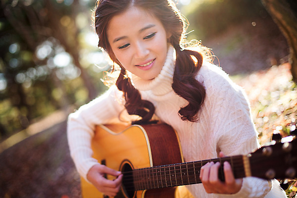 포토 JPG 주간 여자 행복 여유 연주 양갈래머리 한명 상반신 20대 성인 야외 아웃포커스 한국인 가을 클래식 통기타 스웨터 순수 즐거움 수목원 파주 청년여자한명만 성인여자한명만 국내포토 자연요소 1 헤어스타일 계절 감정 음악 컨셉 상의 촬영기법 사람 동양인 청년 기타 경기도 여자한명만 성인여자만 청년여자만 파일형식