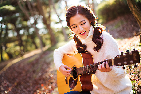 포토 JPG 주간 여자 행복 여유 연주 양갈래머리 한명 미소 상반신 20대 성인 야외 아웃포커스 한국인 가을 클래식 통기타 스웨터 순수 즐거움 수목원 파주 청년여자한명만 성인여자한명만 국내포토 자연요소 1 헤어스타일 계절 감정 음악 컨셉 상의 촬영기법 표정 사람 동양인 청년 기타 경기도 여자한명만 성인여자만 청년여자만 파일형식