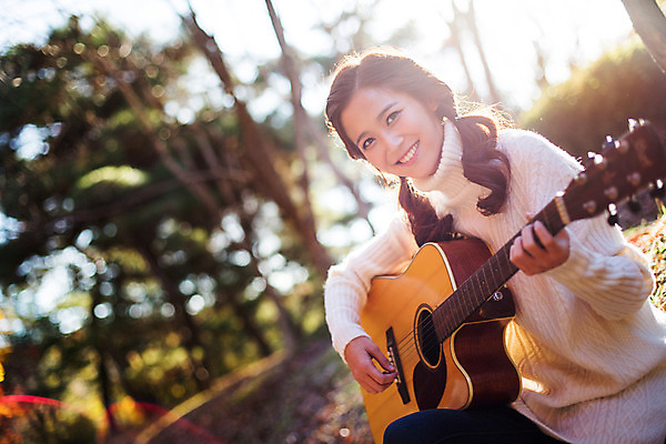 포토 JPG 주간 여자 행복 여유 연주 양갈래머리 한명 미소 앉기 상반신 20대 성인 야외 아웃포커스 한국인 가을 클래식 통기타 스웨터 순수 즐거움 수목원 파주 청년여자한명만 성인여자한명만 국내포토 자연요소 1 헤어스타일 계절 감정 음악 컨셉 상의 모션 촬영기법 표정 사람 동양인 청년 기타 경기도 여자한명만 성인여자만 청년여자만 파일형식