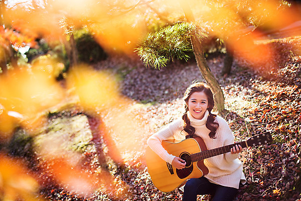 포토 JPG 주간 여자 행복 여유 연주 양갈래머리 한명 앉기 상반신 20대 성인 야외 앞모습 노란색 한국인 가을 클래식 통기타 스웨터 순수 즐거움 수목원 파주 청년여자한명만 성인여자한명만 국내포토 자연요소 1 헤어스타일 계절 감정 음악 뷰포인트 컬러 컨셉 상의 모션 사람 동양인 청년 기타 경기도 여자한명만 성인여자만 청년여자만 파일형식