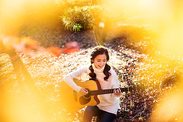포토 JPG 주간 여자 행복 여유 연주 양갈래머리 한명 앉기 상반신 20대 성인 야외 앞모습 노란색 한국인 가을 클래식 통기타 스웨터 순수 즐거움 수목원 파주 청년여자한명만 성인여자한명만 국내포토 자연요소 1 헤어스타일 계절 감정 음악 뷰포인트 컬러 컨셉 상의 모션 사람 동양인 청년 기타 경기도 여자한명만 성인여자만 청년여자만 파일형식