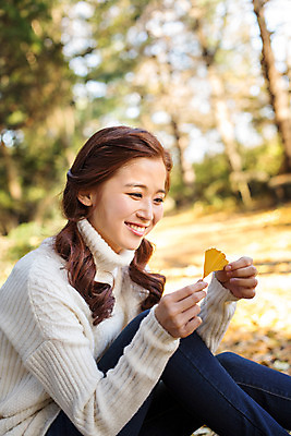 포토 JPG 주간 여자 여유 낙엽 양갈래머리 휴식 한명 미소 들기 앉기 상반신 20대 성인 야외 옆모습 한국인 가을 스웨터 상쾌 은행잎 수목원 파주 청년여자한명만 성인여자한명만 국내포토 자연요소 1 헤어스타일 계절 감정 뷰포인트 컨셉 상의 잎 모션 표정 사람 동양인 청년 경기도 여자한명만 성인여자만 청년여자만 파일형식
