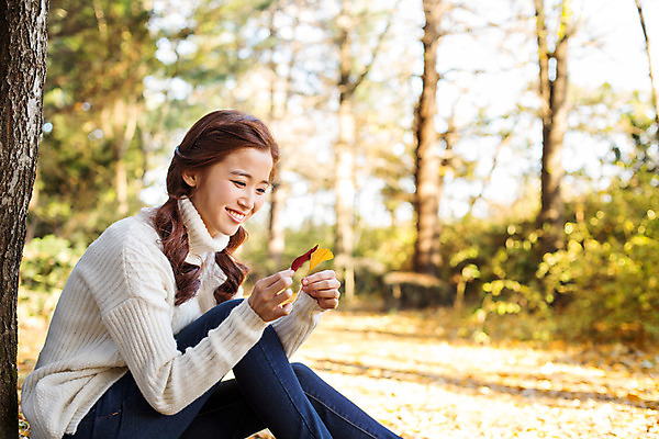 포토 JPG 주간 여자 여유 낙엽 양갈래머리 휴식 한명 미소 들기 앉기 상반신 20대 성인 야외 옆모습 한국인 가을 스웨터 상쾌 은행잎 수목원 파주 청년여자한명만 성인여자한명만 국내포토 자연요소 1 헤어스타일 계절 감정 뷰포인트 컨셉 상의 잎 모션 표정 사람 동양인 청년 경기도 여자한명만 성인여자만 청년여자만 파일형식