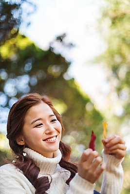 포토 JPG 주간 여자 여유 낙엽 양갈래머리 휴식 한명 미소 들기 앉기 상반신 20대 성인 야외 아웃포커스 한국인 가을 스웨터 상쾌 은행잎 수목원 파주 청년여자한명만 성인여자한명만 국내포토 자연요소 1 헤어스타일 계절 감정 컨셉 상의 잎 모션 촬영기법 표정 사람 동양인 청년 경기도 여자한명만 성인여자만 청년여자만 파일형식
