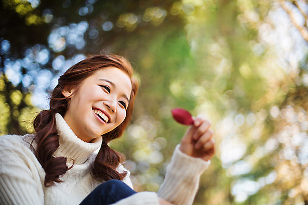 포토 JPG 주간 여자 여유 낙엽 양갈래머리 휴식 한명 미소 들기 앉기 상반신 20대 성인 야외 아웃포커스 한국인 가을 스웨터 상쾌 수목원 파주 청년여자한명만 성인여자한명만 국내포토 자연요소 1 헤어스타일 계절 감정 컨셉 상의 잎 모션 촬영기법 표정 사람 동양인 청년 경기도 여자한명만 성인여자만 청년여자만 파일형식