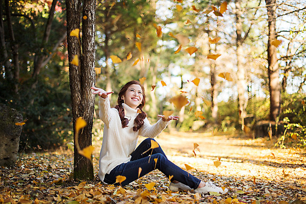 포토 JPG 주간 전신 여자 여유 낙엽 양갈래머리 날리기 휴식 한명 미소 앉기 20대 성인 야외 옆모습 한국인 가을 떨어짐 스웨터 즐거움 상쾌 은행잎 수목원 파주 청년여자한명만 성인여자한명만 국내포토 자연요소 1 헤어스타일 계절 감정 뷰포인트 컨셉 상의 잎 모션 표정 사람 동양인 청년 경기도 여자한명만 성인여자만 청년여자만 파일형식
