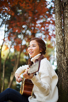 포토 JPG 주간 여자 행복 여유 연주 양갈래머리 한명 미소 앉기 상반신 20대 성인 야외 옆모습 한국인 가을 클래식 통기타 스웨터 순수 즐거움 나무기둥 수목원 파주 청년여자한명만 성인여자한명만 국내포토 자연요소 1 헤어스타일 계절 감정 음악 뷰포인트 컨셉 상의 모션 표정 사람 동양인 청년 기타 경기도 여자한명만 성인여자만 청년여자만 파일형식