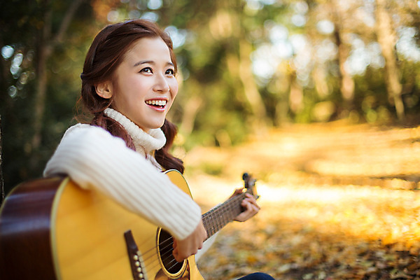 포토 JPG 주간 여자 행복 여유 연주 양갈래머리 한명 미소 상반신 20대 성인 야외 아웃포커스 한국인 가을 클래식 통기타 스웨터 순수 즐거움 수목원 파주 청년여자한명만 성인여자한명만 국내포토 자연요소 1 헤어스타일 계절 감정 음악 컨셉 상의 촬영기법 표정 사람 동양인 청년 기타 경기도 여자한명만 성인여자만 청년여자만 파일형식