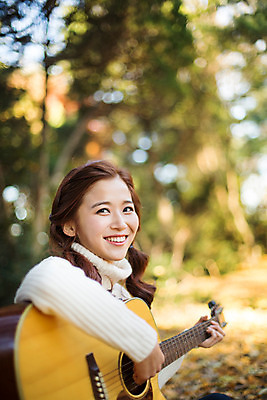 포토 JPG 주간 여자 행복 여유 연주 양갈래머리 한명 미소 상반신 20대 성인 야외 아웃포커스 한국인 가을 클래식 통기타 스웨터 순수 즐거움 수목원 파주 청년여자한명만 성인여자한명만 국내포토 자연요소 1 헤어스타일 계절 감정 음악 컨셉 상의 촬영기법 표정 사람 동양인 청년 기타 경기도 여자한명만 성인여자만 청년여자만 파일형식