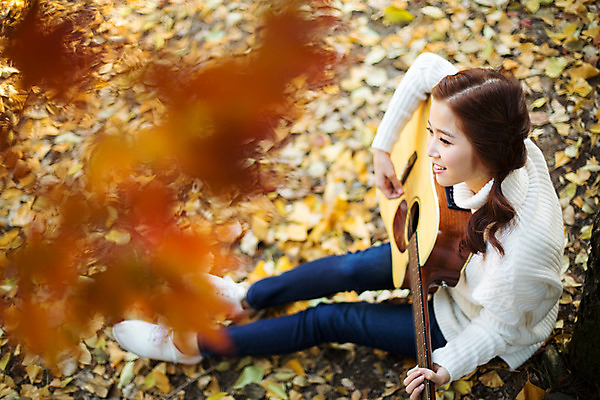 포토 JPG 주간 전신 여자 행복 여유 낙엽 연주 한명 앉기 20대 성인 야외 한국인 가을 클래식 통기타 스웨터 순수 즐거움 수목원 파주 청년여자한명만 성인여자한명만 국내포토 자연요소 1 계절 감정 음악 컨셉 상의 잎 모션 사람 동양인 청년 기타 경기도 여자한명만 성인여자만 청년여자만 파일형식