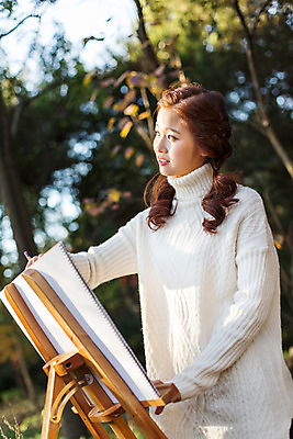 포토 JPG 주간 여자 여유 양갈래머리 미술 한명 상반신 20대 성인 야외 옆모습 한국인 가을 클래식 스케치 스웨터 집중 순수 즐거움 그림 수목원 파주 청년여자한명만 성인여자한명만 국내포토 자연요소 1 헤어스타일 계절 감정 뷰포인트 컨셉 상의 문화예술 사람 동양인 청년 경기도 여자한명만 성인여자만 청년여자만 파일형식