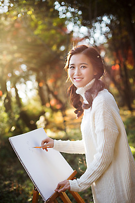 포토 JPG 주간 여자 행복 여유 양갈래머리 미술 한명 미소 상반신 20대 성인 야외 옆모습 한국인 가을 클래식 스케치 스웨터 순수 즐거움 그림 수목원 파주 청년여자한명만 성인여자한명만 국내포토 자연요소 1 헤어스타일 계절 감정 뷰포인트 컨셉 상의 문화예술 표정 사람 동양인 청년 경기도 여자한명만 성인여자만 청년여자만 파일형식