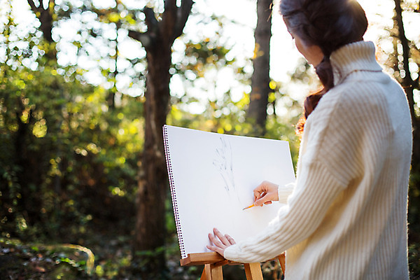 포토 JPG 주간 여자 여유 미술 한명 상반신 20대 성인 야외 옆모습 한국인 가을 클래식 스케치 스웨터 집중 순수 즐거움 그림 수목원 파주 청년여자한명만 성인여자한명만 국내포토 자연요소 1 계절 감정 뷰포인트 컨셉 상의 문화예술 사람 동양인 청년 경기도 여자한명만 성인여자만 청년여자만 파일형식