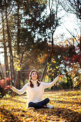 포토 JPG 주간 전신 여자 여유 낙엽 양갈래머리 날리기 휴식 한명 20대 성인 야외 앞모습 한국인 가을 스웨터 뿌리기 상쾌 은행잎 가부좌 수목원 파주 청년여자한명만 성인여자한명만 국내포토 자연요소 1 헤어스타일 계절 감정 뷰포인트 컨셉 상의 잎 모션 사람 앉기 동양인 청년 경기도 여자한명만 성인여자만 청년여자만 파일형식