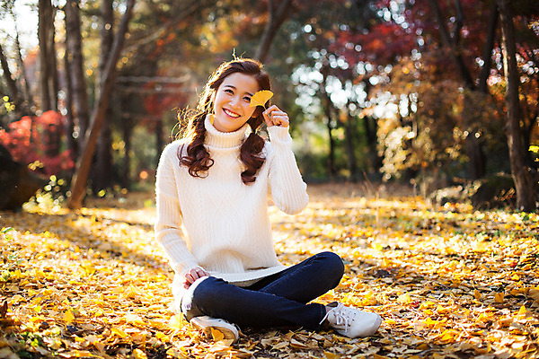 포토 JPG 주간 전신 여자 여유 낙엽 양갈래머리 휴식 한명 미소 20대 성인 야외 앞모습 한국인 가을 스웨터 상쾌 은행잎 가부좌 수목원 파주 청년여자한명만 성인여자한명만 국내포토 자연요소 1 헤어스타일 계절 감정 뷰포인트 컨셉 상의 잎 표정 사람 앉기 동양인 청년 경기도 여자한명만 성인여자만 청년여자만 파일형식