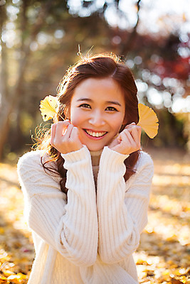 포토 JPG 주간 여자 여유 양갈래머리 휴식 한명 미소 상반신 20대 성인 야외 앞모습 한국인 가을 스웨터 상쾌 은행잎 수목원 파주 청년여자한명만 성인여자한명만 국내포토 자연요소 1 헤어스타일 계절 감정 뷰포인트 컨셉 상의 잎 표정 사람 동양인 청년 경기도 여자한명만 성인여자만 청년여자만 파일형식