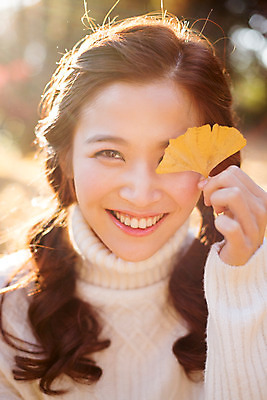 포토 JPG 주간 여자 여유 양갈래머리 휴식 한명 미소 상반신 20대 성인 야외 앞모습 한국인 가을 눈가림 스웨터 상쾌 은행잎 수목원 파주 청년여자한명만 성인여자한명만 국내포토 자연요소 1 헤어스타일 계절 감정 뷰포인트 컨셉 상의 잎 표정 사람 동양인 청년 가림 경기도 여자한명만 성인여자만 청년여자만 파일형식