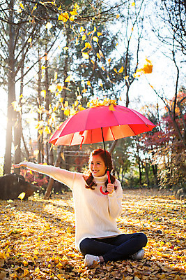 포토 JPG 주간 전신 여자 여유 낙엽 우산 양갈래머리 휴식 한명 미소 20대 성인 야외 앞모습 펼침 한국인 가을 떨어짐 스웨터 상쾌 은행잎 가부좌 수목원 손뻗기 파주 청년여자한명만 성인여자한명만 국내포토 자연요소 1 헤어스타일 계절 감정 뷰포인트 컨셉 상의 잎 모션 표정 사람 앉기 동양인 청년 경기도 여자한명만 성인여자만 청년여자만 파일형식