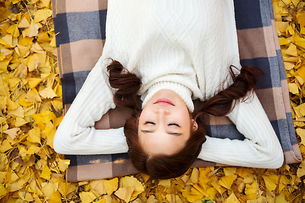 포토 JPG 주간 여자 여유 단풍 낙엽 양갈래머리 휴식 한명 상반신 20대 성인 야외 앞모습 눕기 눈감음 한국인 가을 잠 편안함 스웨터 돗자리 상쾌 수목원 파주 청년여자한명만 성인여자한명만 국내포토 자연요소 1 헤어스타일 계절 감정 뷰포인트 컨셉 상의 잎 모션 사람 동양인 청년 감각 경기도 여자한명만 성인여자만 청년여자만 파일형식