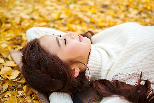 포토 JPG 주간 여자 여유 낙엽 휴식 한명 상반신 20대 성인 야외 옆모습 눕기 눈감음 한국인 가을 잠 편안함 스웨터 상쾌 은행잎 수목원 파주 청년여자한명만 성인여자한명만 국내포토 자연요소 1 계절 감정 뷰포인트 컨셉 상의 잎 모션 사람 동양인 청년 감각 경기도 여자한명만 성인여자만 청년여자만 파일형식