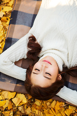 포토 JPG 주간 여자 여유 낙엽 양갈래머리 휴식 한명 상반신 20대 성인 야외 앞모습 눕기 눈감음 한국인 가을 잠 편안함 스웨터 돗자리 상쾌 은행잎 수목원 파주 청년여자한명만 성인여자한명만 국내포토 자연요소 1 헤어스타일 계절 감정 뷰포인트 컨셉 상의 잎 모션 사람 동양인 청년 감각 경기도 여자한명만 성인여자만 청년여자만 파일형식