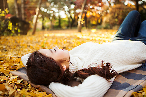 포토 JPG 주간 여자 여유 낙엽 휴식 한명 상반신 20대 성인 야외 옆모습 눕기 눈감음 한국인 가을 잠 편안함 스웨터 돗자리 상쾌 은행잎 수목원 파주 청년여자한명만 성인여자한명만 국내포토 자연요소 1 계절 감정 뷰포인트 컨셉 상의 잎 모션 사람 동양인 청년 감각 경기도 여자한명만 성인여자만 청년여자만 파일형식