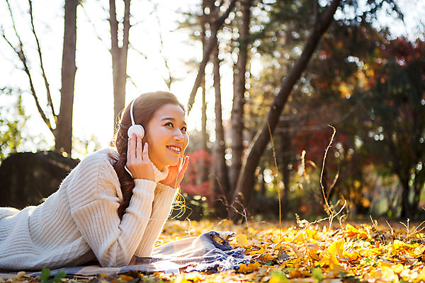 포토 JPG 주간 여자 여유 엎드리기 휴식 한명 미소 상반신 20대 성인 야외 옆모습 헤드폰 음악감상 한국인 가을 스웨터 상쾌 수목원 파주 청년여자한명만 성인여자한명만 국내포토 자연요소 1 계절 감정 뷰포인트 음향기기 컨셉 상의 모션 표정 사람 동양인 청년 감상 경기도 여자한명만 성인여자만 청년여자만 파일형식