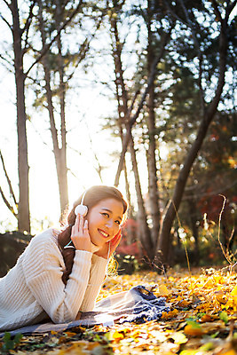 포토 JPG 주간 여자 여유 엎드리기 휴식 한명 미소 상반신 20대 성인 야외 옆모습 헤드폰 음악감상 한국인 가을 스웨터 상쾌 수목원 파주 청년여자한명만 성인여자한명만 국내포토 자연요소 1 계절 감정 뷰포인트 음향기기 컨셉 상의 모션 표정 사람 동양인 청년 감상 경기도 여자한명만 성인여자만 청년여자만 파일형식