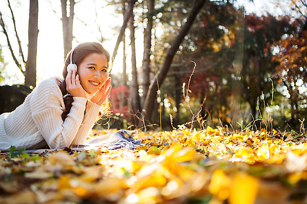 포토 JPG 주간 여자 여유 엎드리기 휴식 한명 미소 상반신 20대 성인 야외 옆모습 헤드폰 음악감상 한국인 가을 스웨터 상쾌 수목원 파주 청년여자한명만 성인여자한명만 국내포토 자연요소 1 계절 감정 뷰포인트 음향기기 컨셉 상의 모션 표정 사람 동양인 청년 감상 경기도 여자한명만 성인여자만 청년여자만 파일형식
