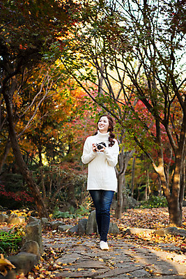 포토 JPG 주간 전신 여자 행복 여유 양갈래머리 한명 서기 미소 20대 성인 야외 앞모습 걷기 카메라 사진촬영 한국인 가을 클래식 스웨터 순수 즐거움 수목원 파주 청년여자한명만 성인여자한명만 국내포토 자연요소 1 헤어스타일 계절 감정 뷰포인트 컨셉 상의 모션 표정 사람 동양인 청년 전자제품 촬영 경기도 여자한명만 성인여자만 청년여자만 파일형식