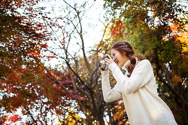 포토 JPG 주간 여자 여유 양갈래머리 한명 상반신 20대 성인 야외 옆모습 카메라 사진촬영 한국인 가을 클래식 스웨터 집중 순수 즐거움 수목원 파주 청년여자한명만 성인여자한명만 국내포토 자연요소 1 헤어스타일 계절 감정 뷰포인트 컨셉 상의 사람 동양인 청년 전자제품 촬영 경기도 여자한명만 성인여자만 청년여자만 파일형식