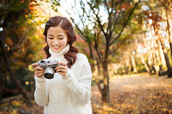 포토 JPG 주간 여자 행복 여유 양갈래머리 한명 미소 상반신 20대 성인 야외 앞모습 카메라 사진촬영 한국인 가을 클래식 스웨터 순수 즐거움 수목원 파주 청년여자한명만 성인여자한명만 국내포토 자연요소 1 헤어스타일 계절 감정 뷰포인트 컨셉 상의 표정 사람 동양인 청년 전자제품 촬영 경기도 여자한명만 성인여자만 청년여자만 파일형식
