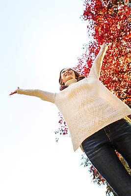 포토 JPG 주간 여자 여유 로우앵글 하늘 팔벌리기 휴식 한명 서기 미소 상반신 20대 성인 야외 앞모습 산책 한국인 가을 스웨터 상쾌 수목원 파주 청년여자한명만 성인여자한명만 국내포토 자연요소 1 계절 감정 뷰포인트 컨셉 상의 모션 표정 사람 동양인 청년 경기도 여자한명만 성인여자만 청년여자만 파일형식