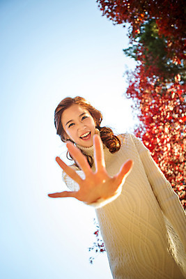 포토 JPG 주간 여자 여유 양갈래머리 하늘 휴식 한명 상반신 20대 성인 야외 앞모습 산책 한국인 가을 스웨터 상쾌 수목원 손뻗기 파주 청년여자한명만 성인여자한명만 국내포토 자연요소 1 헤어스타일 계절 감정 뷰포인트 컨셉 상의 모션 사람 동양인 청년 경기도 여자한명만 성인여자만 청년여자만 파일형식