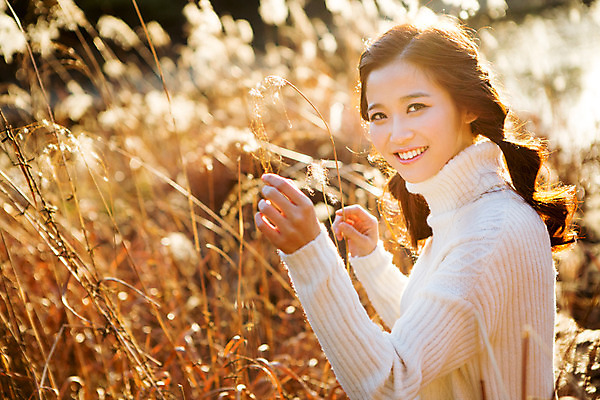 포토 JPG 주간 여자 여유 휴식 한명 미소 상반신 20대 성인 야외 산책 한국인 가을 스웨터 상쾌 억새 수목원 파주 청년여자한명만 성인여자한명만 국내포토 자연요소 식물 1 계절 감정 컨셉 상의 표정 사람 동양인 청년 경기도 여자한명만 성인여자만 청년여자만 파일형식