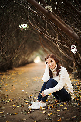 포토 JPG 주간 전신 나무 여자 여유 양갈래머리 휴식 한명 앉기 20대 성인 야외 한국인 가을 터널 스웨터 상쾌 수목원 파주 청년여자한명만 성인여자한명만 국내포토 자연요소 식물 1 헤어스타일 계절 감정 길 컨셉 상의 모션 사람 동양인 청년 경기도 여자한명만 성인여자만 청년여자만 파일형식