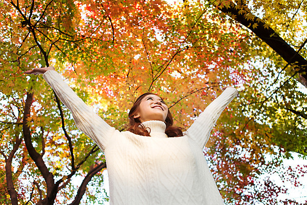 포토 JPG 주간 여자 여유 로우앵글 양갈래머리 단풍나무 팔벌리기 휴식 한명 미소 상반신 20대 성인 야외 앞모습 손들기 산책 한국인 가을 스웨터 상쾌 수목원 파주 청년여자한명만 성인여자한명만 국내포토 자연요소 나무 1 헤어스타일 계절 감정 뷰포인트 컨셉 단풍 상의 모션 표정 사람 동양인 청년 경기도 여자한명만 성인여자만 청년여자만 파일형식