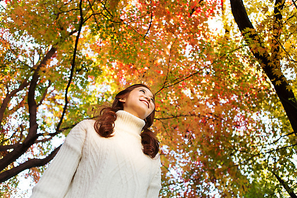 포토 JPG 주간 여자 여유 로우앵글 양갈래머리 단풍나무 휴식 한명 미소 상반신 20대 성인 야외 앞모습 산책 한국인 가을 스웨터 상쾌 수목원 파주 청년여자한명만 성인여자한명만 국내포토 자연요소 나무 1 헤어스타일 계절 감정 뷰포인트 컨셉 단풍 상의 표정 사람 동양인 청년 경기도 여자한명만 성인여자만 청년여자만 파일형식