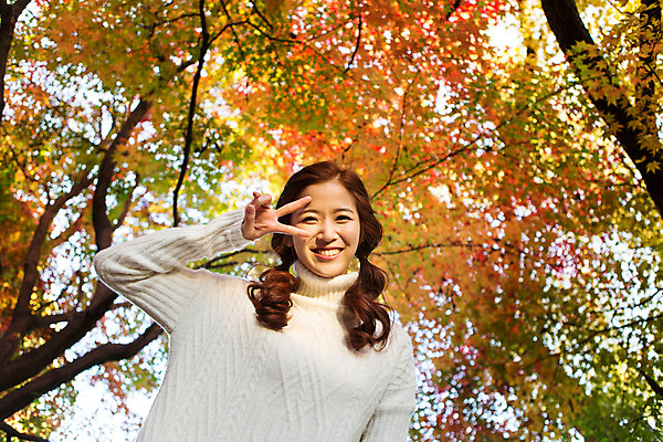 포토 JPG 주간 여자 여유 양갈래머리 단풍나무 휴식 한명 미소 상반신 20대 성인 야외 앞모습 산책 한국인 가을 스웨터 상쾌 브이 수목원 파주 청년여자한명만 성인여자한명만 국내포토 자연요소 나무 1 헤어스타일 계절 감정 뷰포인트 컨셉 단풍 상의 표정 사람 동양인 손짓 청년 경기도 여자한명만 성인여자만 청년여자만 파일형식