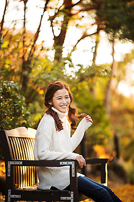 포토 JPG 주간 여자 여유 벤치 양갈래머리 휴식 한명 미소 앉기 상반신 20대 성인 야외 옆모습 한국인 가을 스웨터 상쾌 수목원 파주 청년여자한명만 성인여자한명만 국내포토 자연요소 1 헤어스타일 계절 감정 뷰포인트 컨셉 상의 의자 모션 표정 사람 동양인 청년 경기도 여자한명만 성인여자만 청년여자만 파일형식
