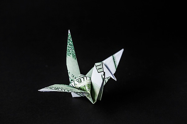 포토 JPG 스튜디오촬영 한마리 백그라운드 비즈니스 검은배경 실내 취미 사람없음 경제 달러 꿈 학 종이접기 소원 색종이 종이학 접기 국내포토 1 종이 돈 모션 조류 내부 검은색 파일형식