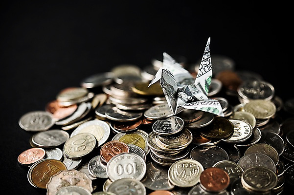 포토 JPG 스튜디오촬영 한마리 백그라운드 비즈니스 검은배경 실내 취미 사람없음 경제 달러 동전 꿈 학 종이접기 소원 색종이 종이학 접기 국내포토 1 종이 돈 모션 조류 내부 검은색 파일형식