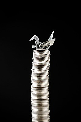 포토 JPG 스튜디오촬영 한마리 백그라운드 비즈니스 검은배경 실내 취미 사람없음 경제 달러 동전 꿈 학 종이접기 소원 색종이 종이학 동전탑 접기 국내포토 1 종이 돈 모션 조류 내부 쌓기 검은색 파일형식