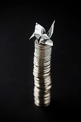 포토 JPG 스튜디오촬영 한마리 백그라운드 비즈니스 검은배경 실내 취미 사람없음 경제 달러 동전 꿈 학 종이접기 소원 색종이 종이학 동전탑 접기 국내포토 1 종이 돈 모션 조류 내부 쌓기 검은색 파일형식