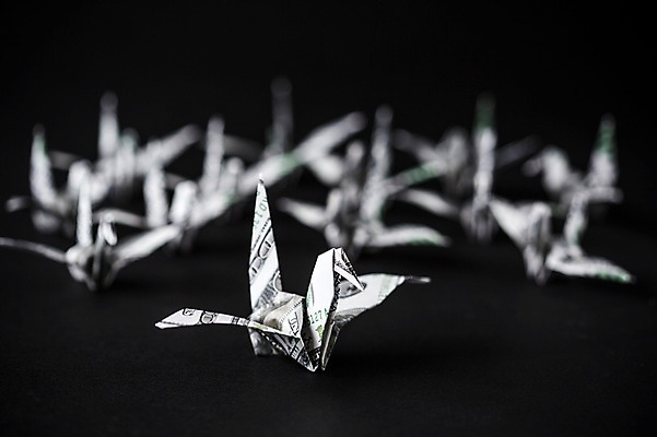 포토 JPG 스튜디오촬영 백그라운드 여러마리 비즈니스 검은배경 실내 취미 사람없음 아웃포커스 경제 달러 꿈 학 종이접기 소원 색종이 종이학 접기 국내포토 종이 다수 돈 모션 조류 촬영기법 내부 검은색 파일형식